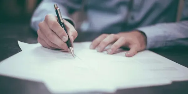 書類を確認する専門家の手元